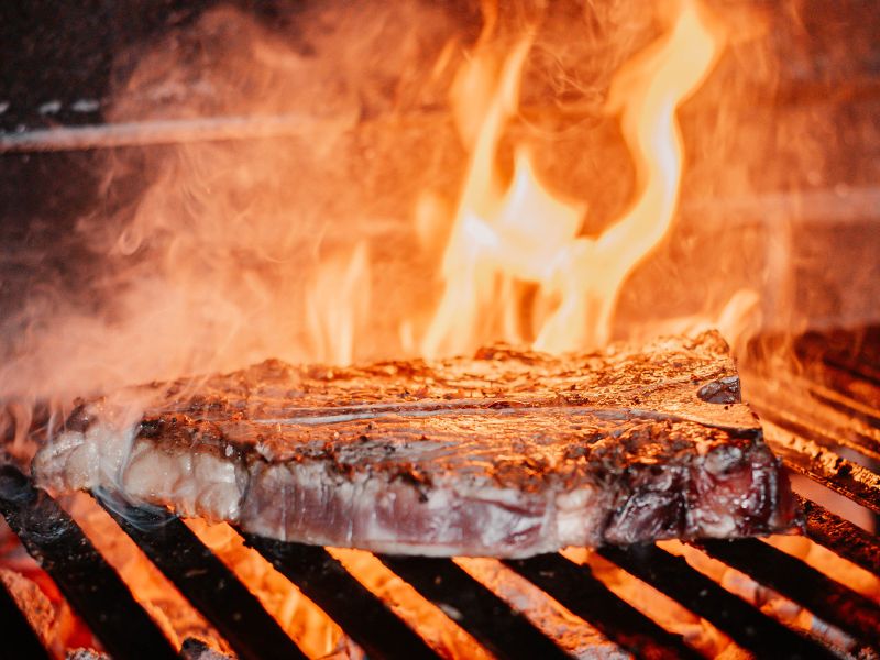 parrilla al carbón para asar carne madurada