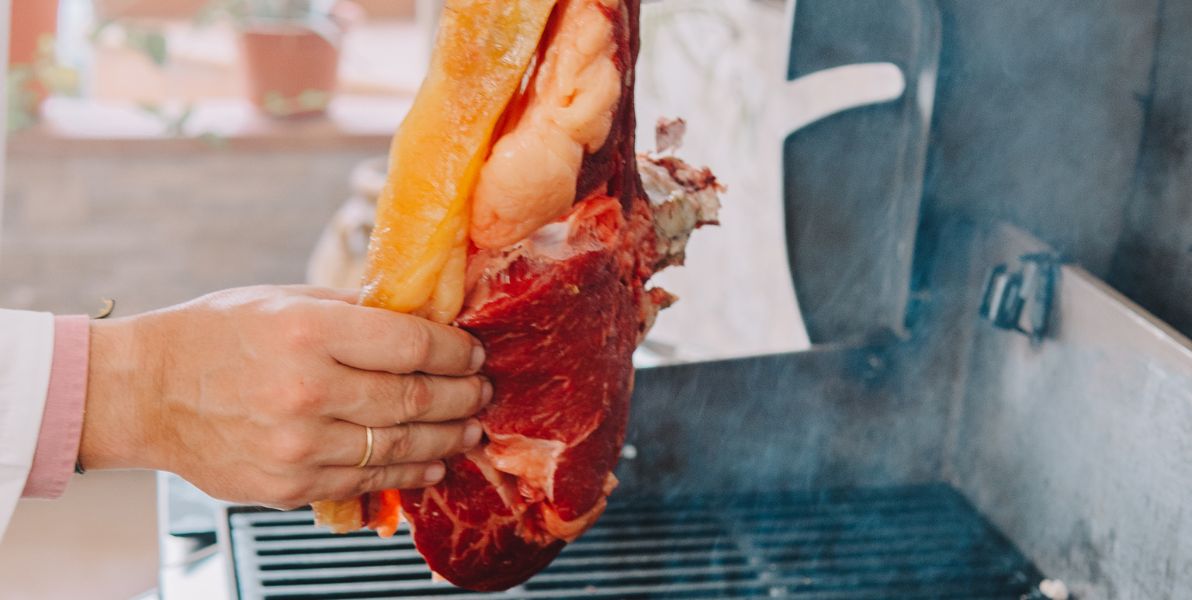 cocinado de carne de ganadería sostenible